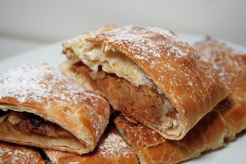 apple strudel, reference photograph for the food guide