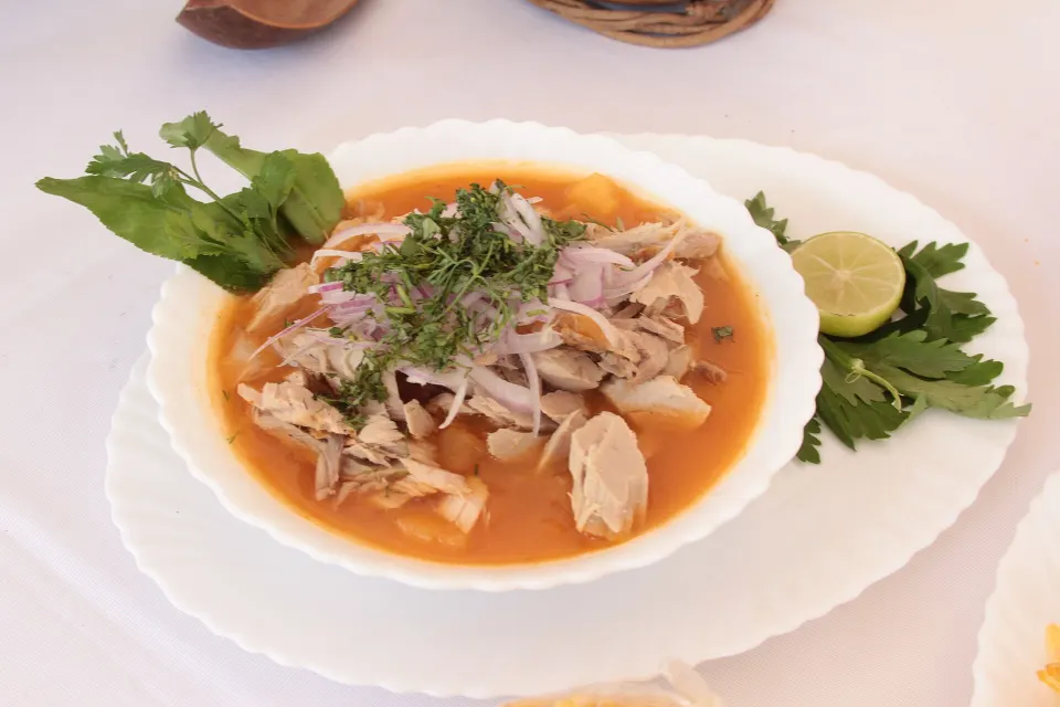 Encebollado nació en Guayaquil, en los astilleros y puertos de la ciudad de Guayaquil., reference photograph for the food guide