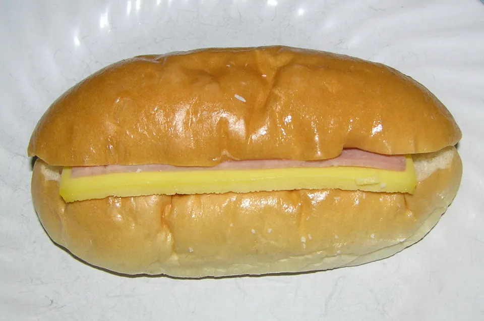 ham and egg bun, reference photograph for the food guide
