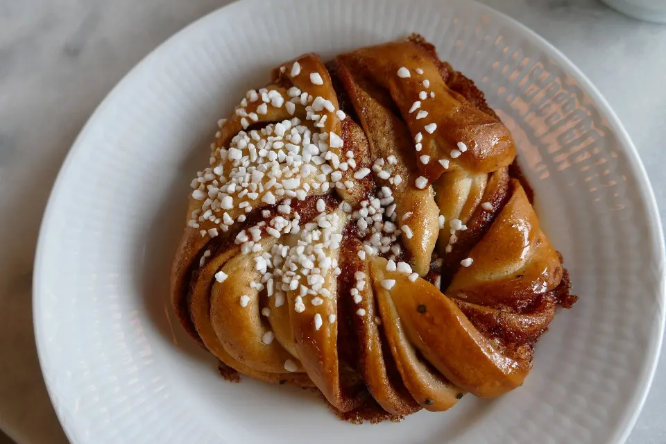 cinnamon roll, reference photograph for the food guide
