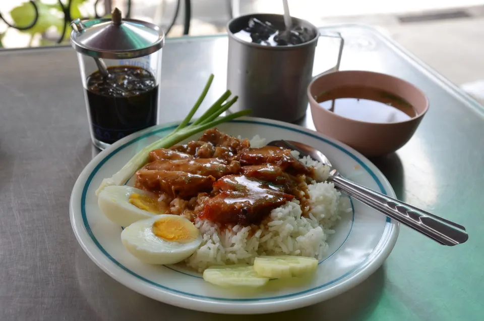 Khao mu daeng, reference photograph for the food guide
