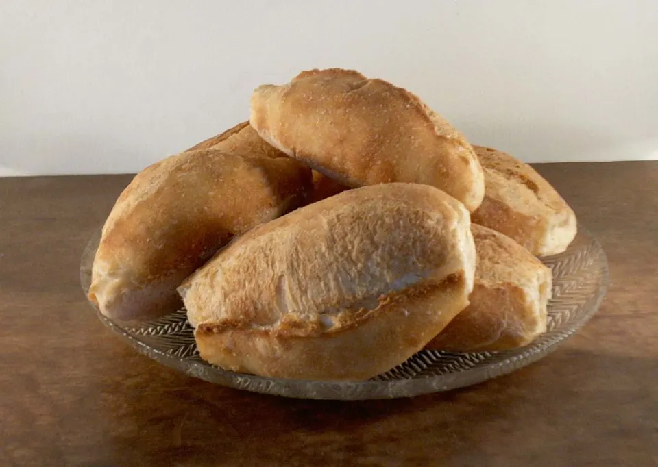 Marraqueta, reference photograph for the food guide