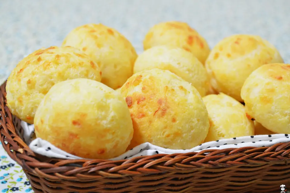 pão de queijo, reference photograph for the food guide